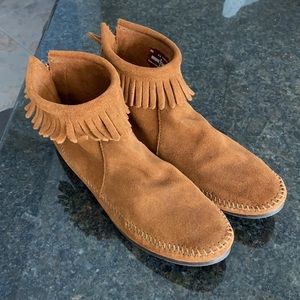Minnetonka Back Zip Hardsole Boot EUC